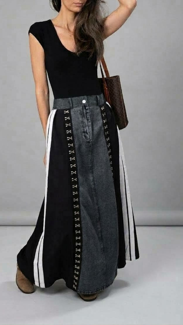 Jupe longue bimatière jean et noir, coupe droite avec détail d'accroches à agrafes argentées et bandes blanches verticales firstcollection