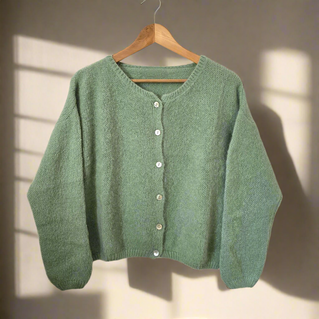 Gilet cardigan vert d’eau eucalyptus réversible mohair col rond 6 boutons nacrés