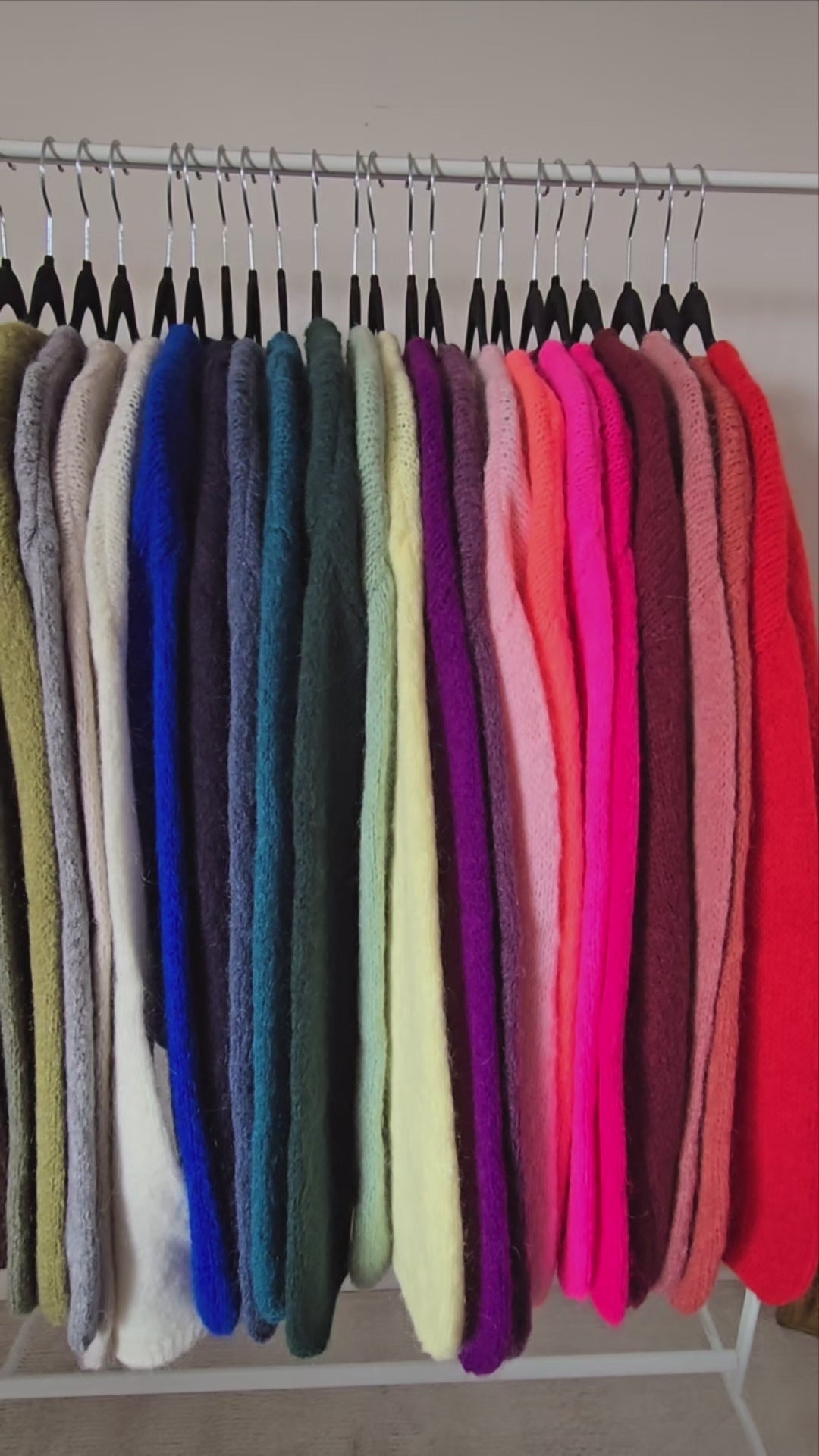 Charger la vidéo : Présentation des coloris du gilet réversible mohair col rond 6 boutons nacres Léonard First Collection : bleu klein électrique, jaune pâle, corail fluo, fuschia, marron chocolat, gris, violine, prune, noir, beige, écru, rouge, kaki, marine, bordeaux, bleu canard, lilas, jean, orange, sauge eucalyptus,