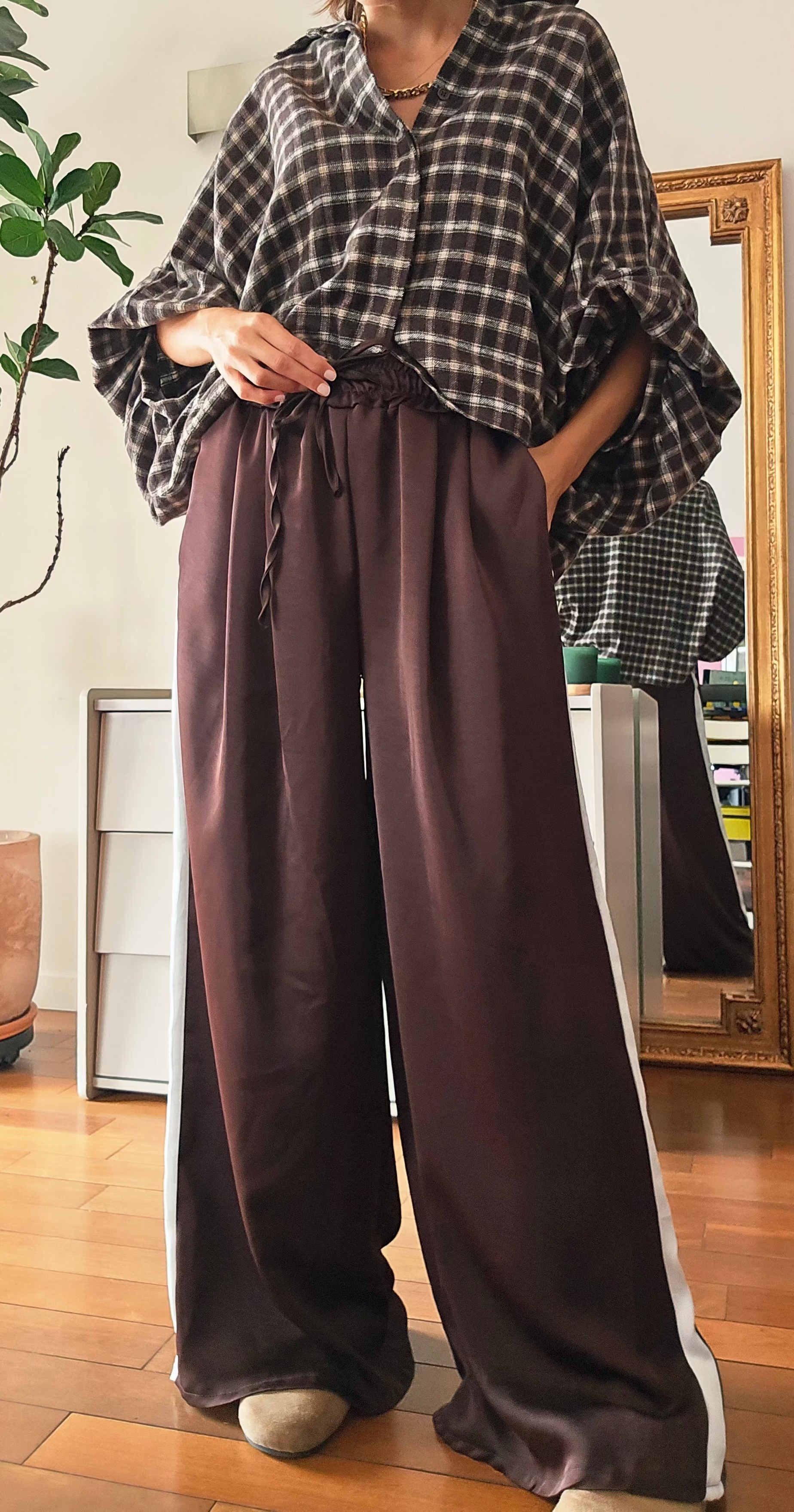Chemise oversize femme à carreaux marron chocolat beige écru avec manches amples boufantes retroussées Victor effet flanelle Firstcollection