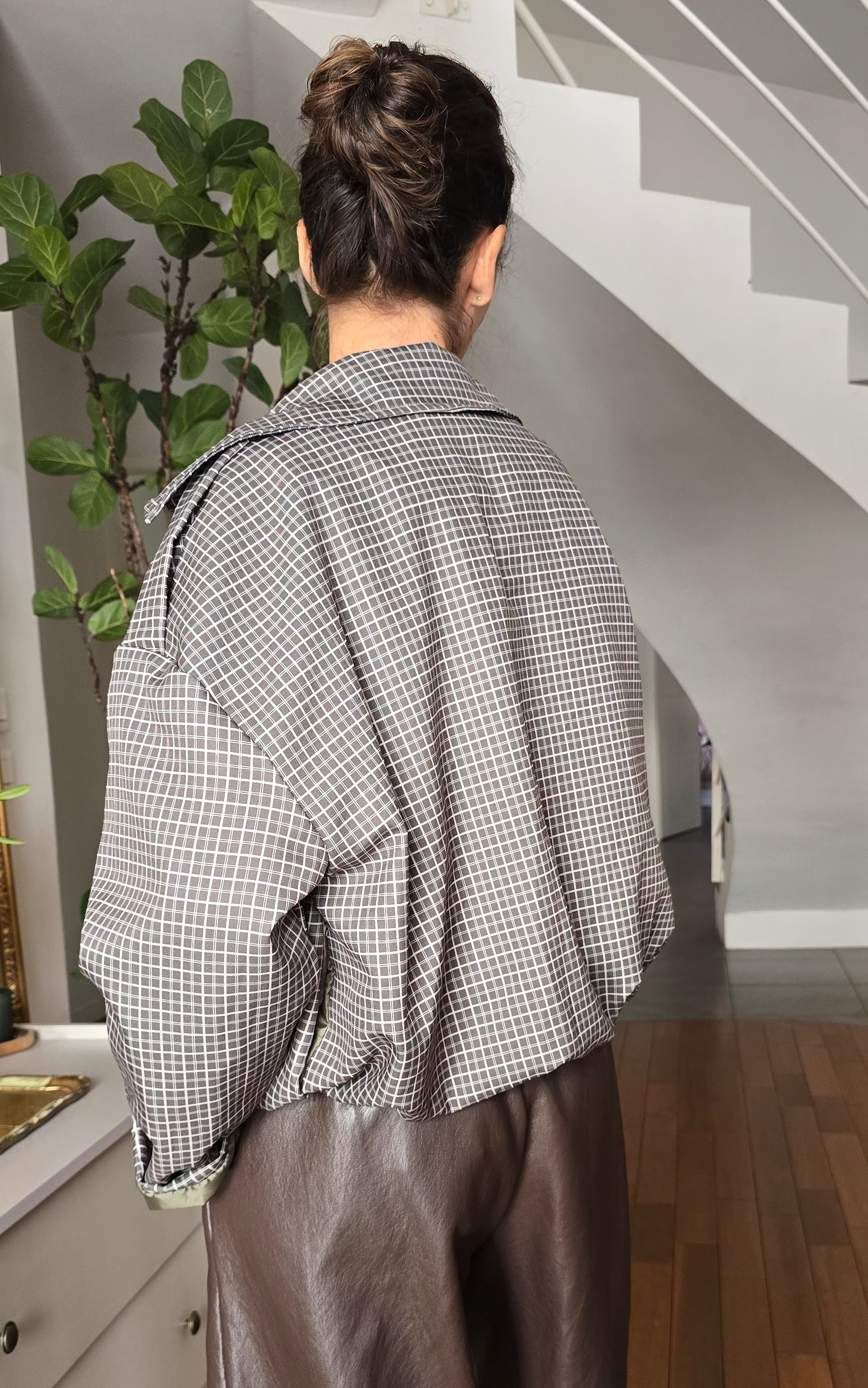 Veste zippée coupe-vent femme imprimé géométrique quadrillé kaki et blanc Gabriel Firstcollection.fr 