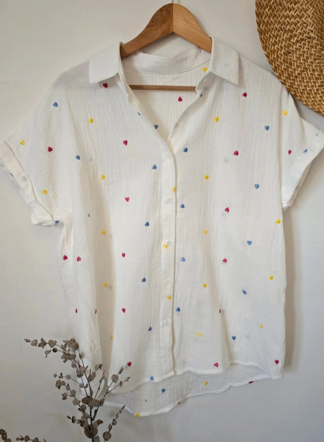 Chemise manches courtes gaze de coton blanc petits coeurs multicolores brodés 