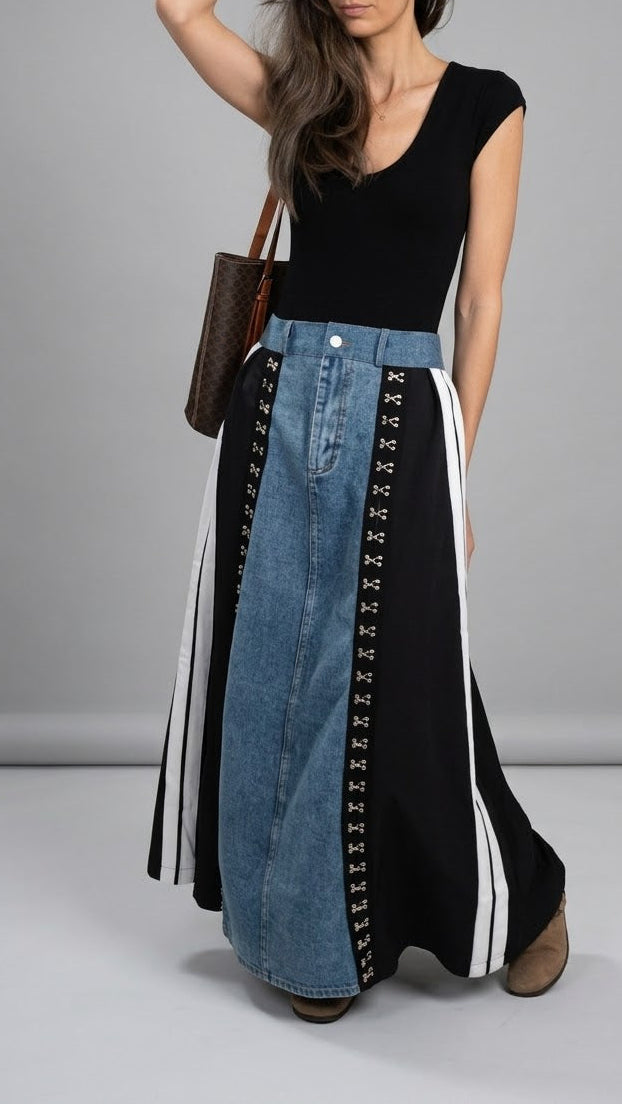 Jupe longue bimatière jean et tissu noir, coupe droite avec détail d'accroches à agrafes argentées et bandes blanches verticales. Firstcollection 