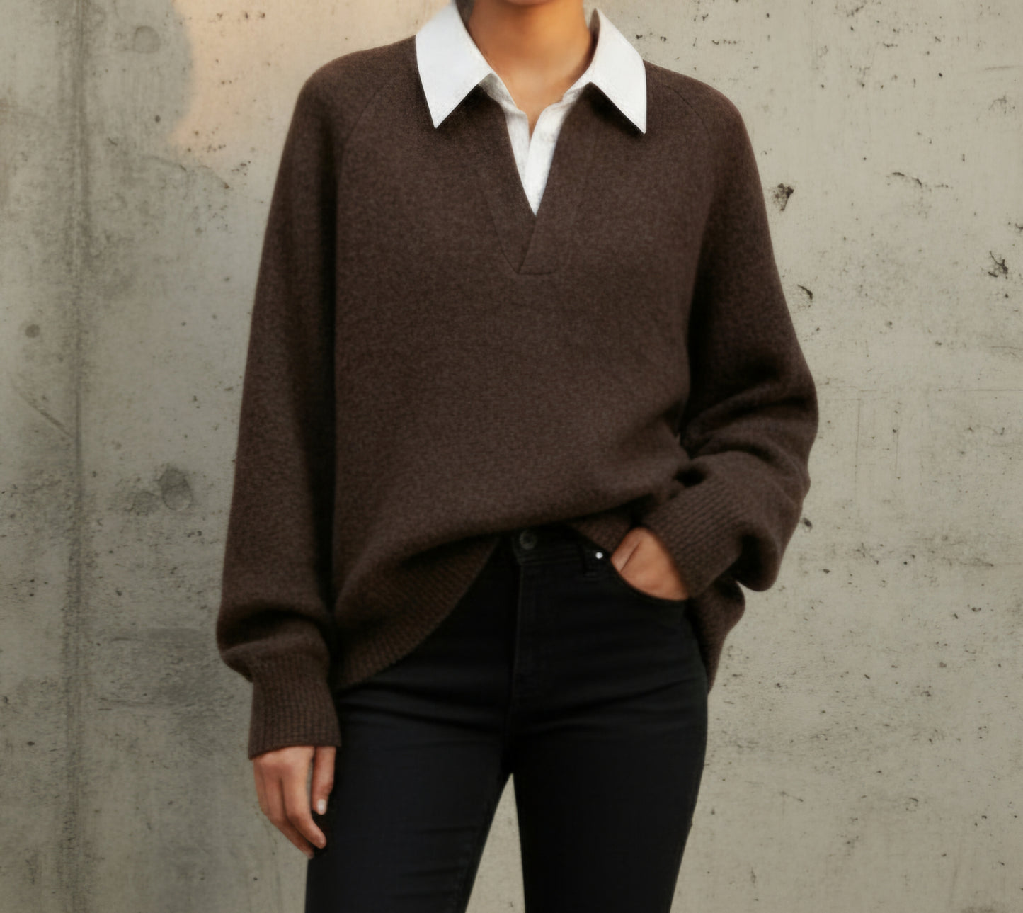 Pull Dan col chemise blanche.