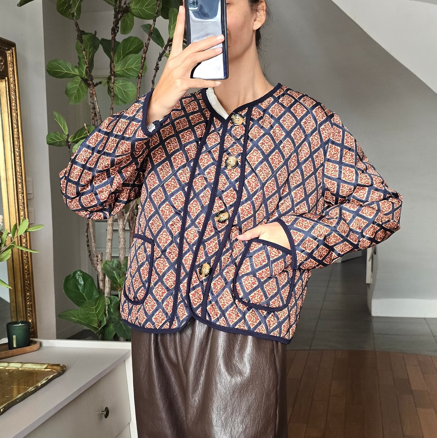 Veste matelassée femme imprimé géométrique terracotta et bleu marine boutons dorés Luce firstcollection.fr 
