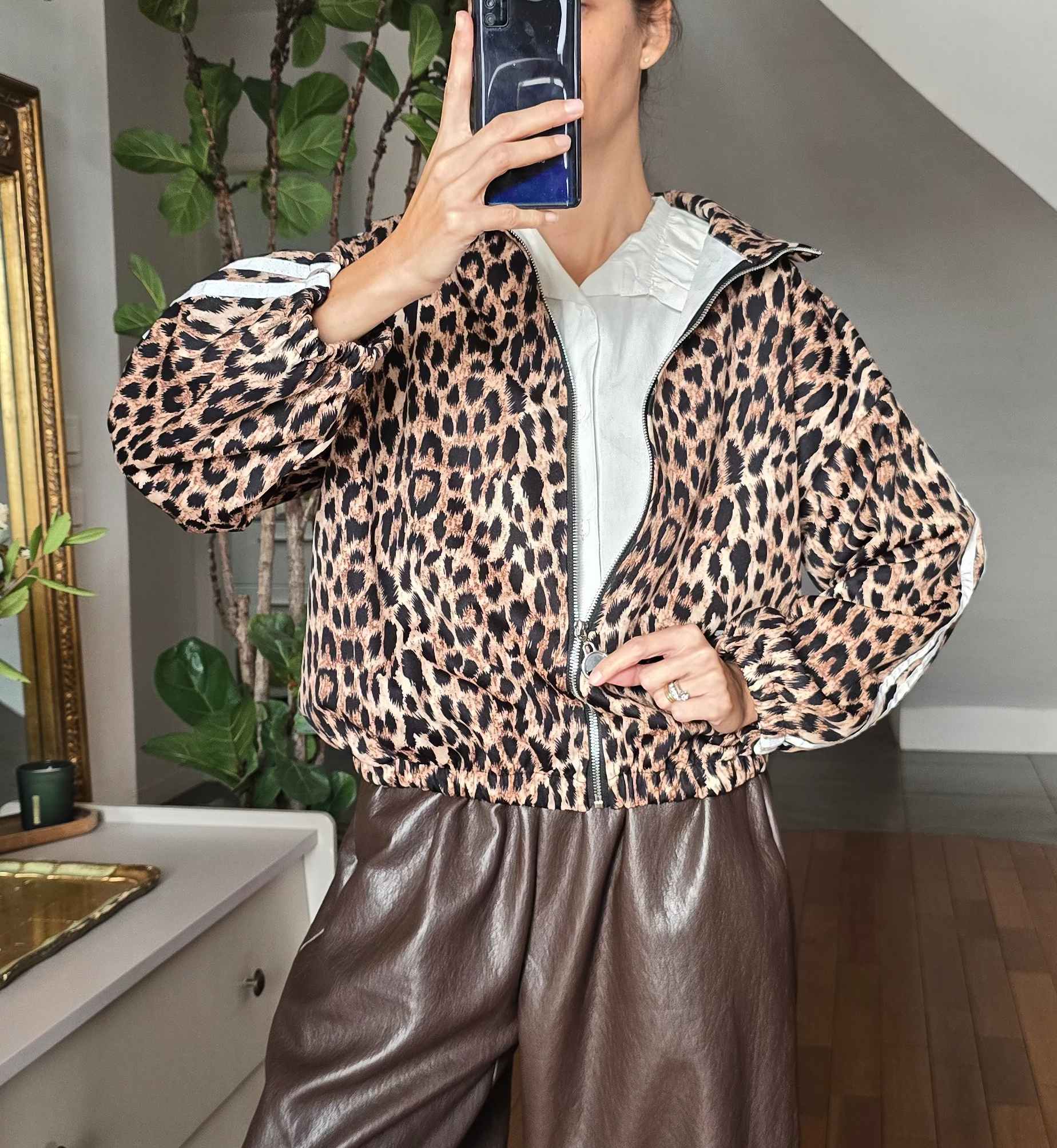 Veste zippée coupe-vent femme imprimé léopard avec bandes blanches Adam firstcollection.fr 