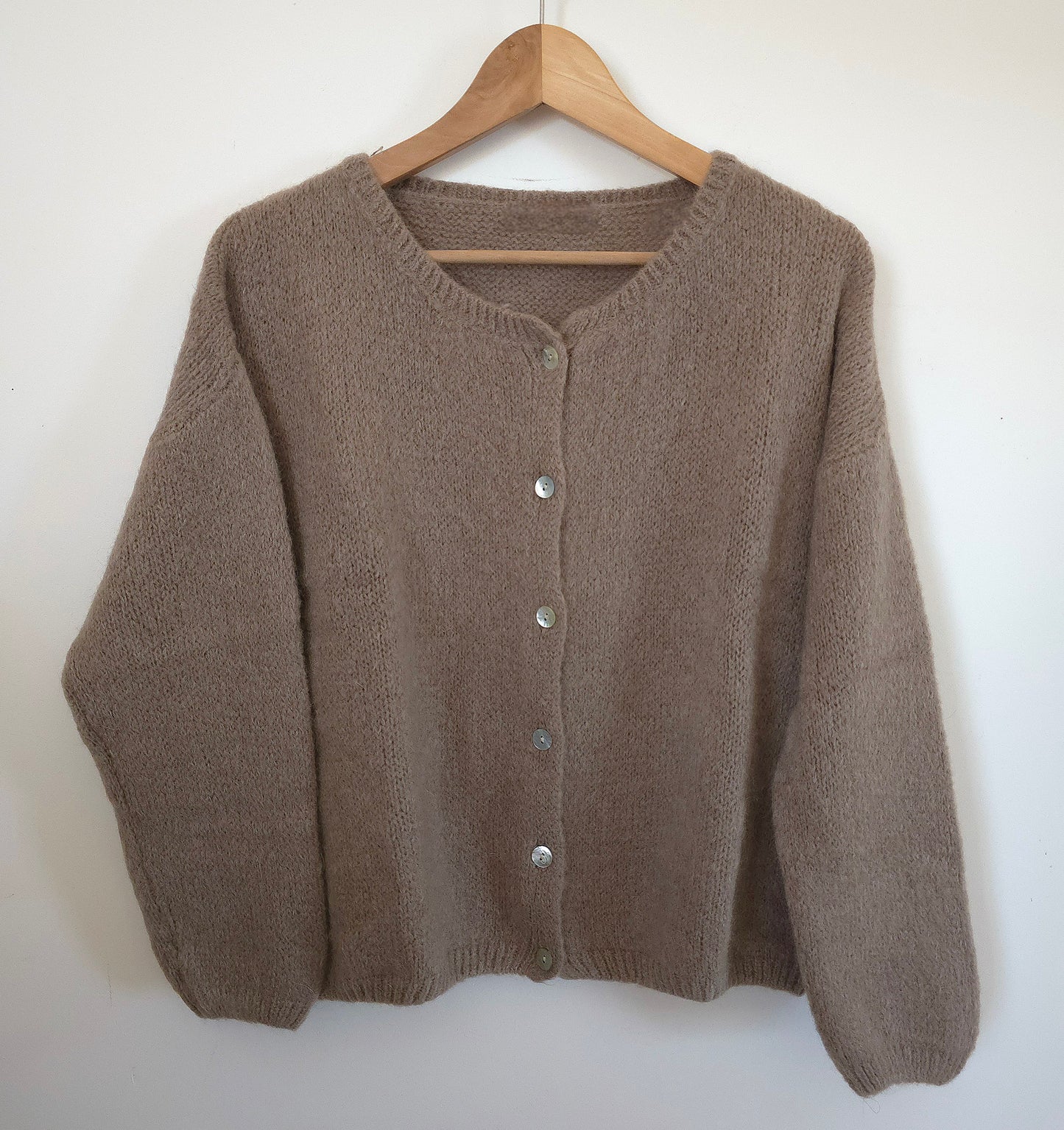 Gilet cardigan taupe réversible mohair col rond 6 boutons nacrés