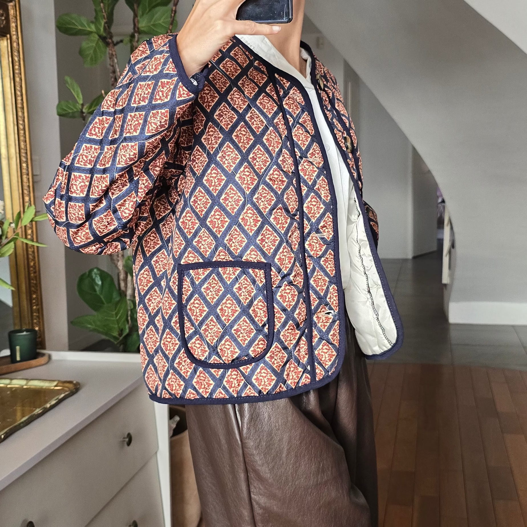 Veste matelassée femme imprimé géométrique terracotta et bleu marine boutons dorés Luce firstcollection.fr 
