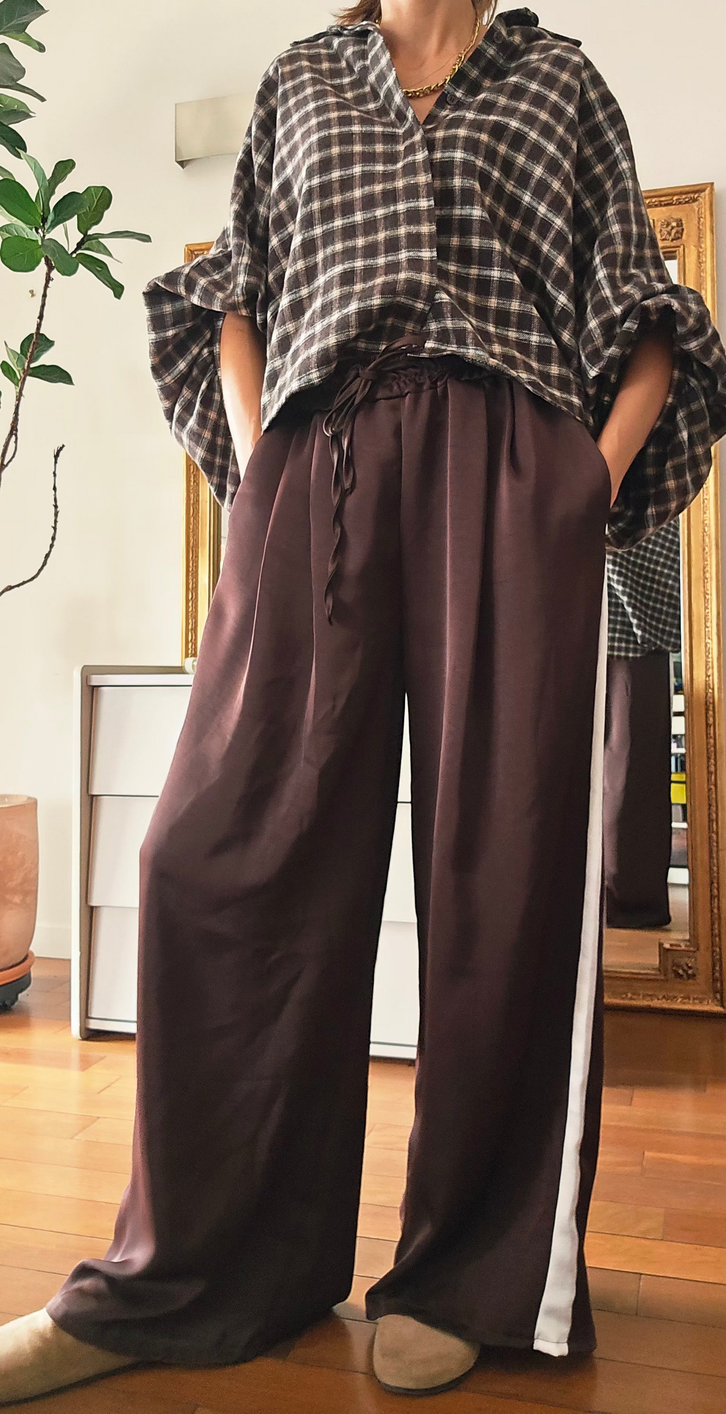 Pantalon large fluide femme marron avec bande latérale blanche Milo