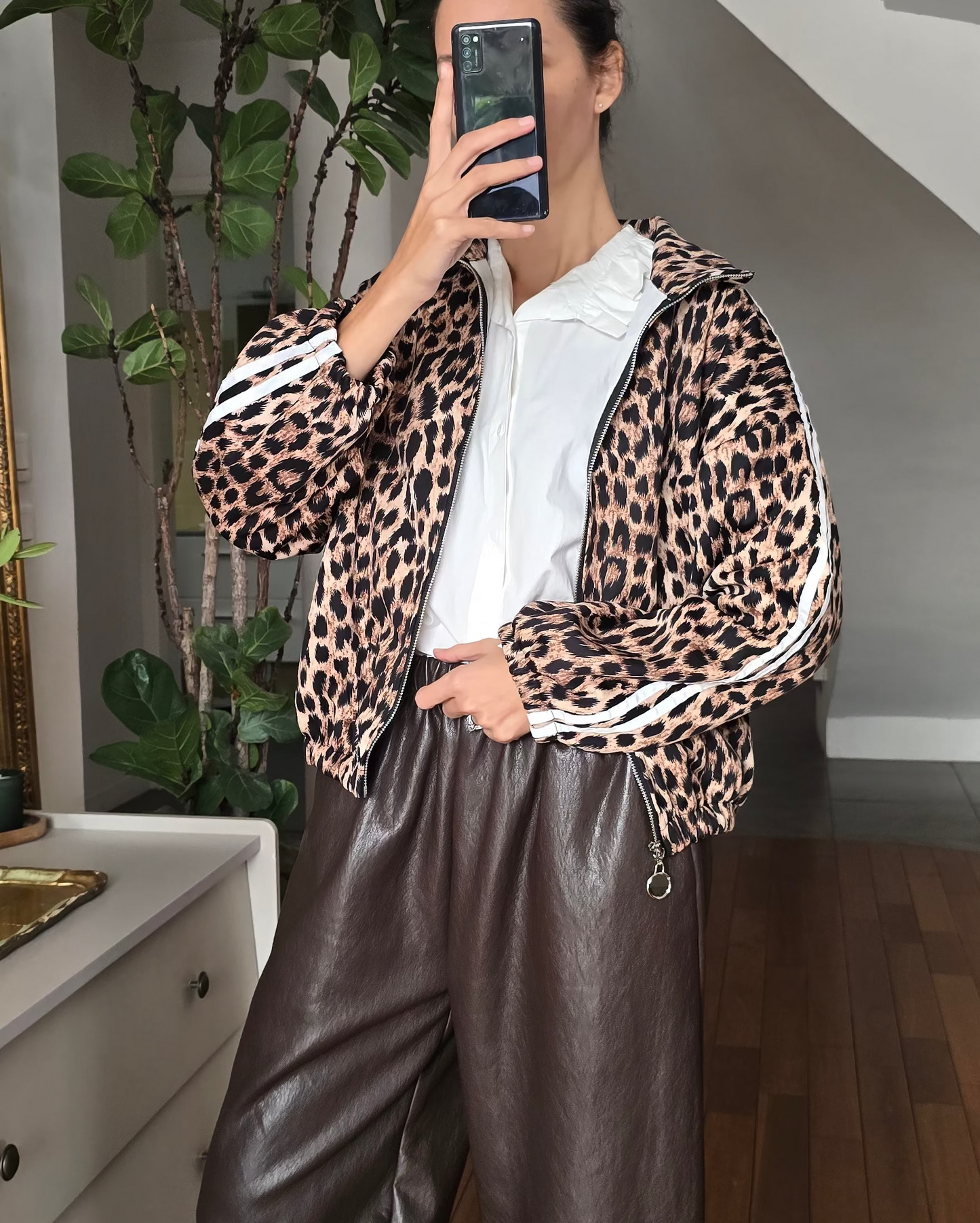 Veste zippée coupe-vent femme imprimé léopard avec bandes blanches Adam firstcollection.fr 