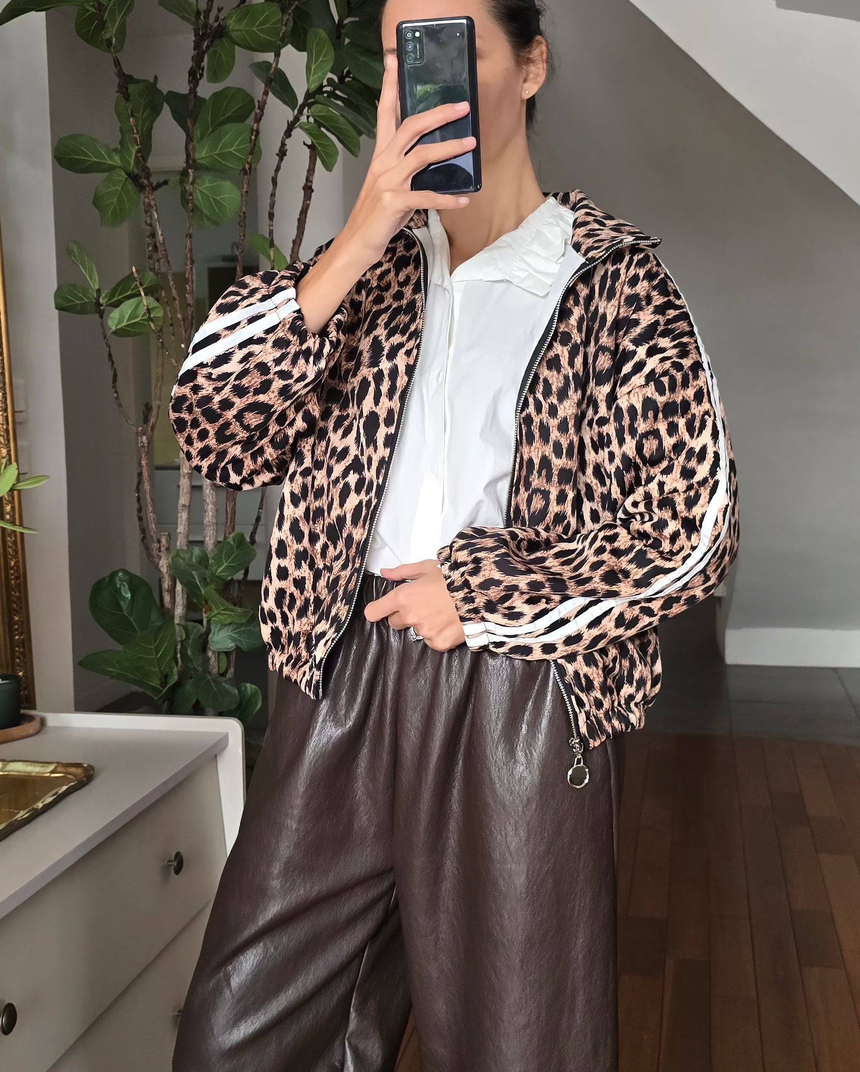 Veste zippée coupe-vent femme imprimé léopard avec bandes blanches Adam firstcollection.fr 