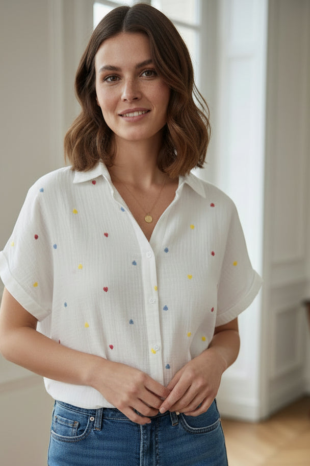 Chemise manches courtes gaze de coton blanc petits coeurs multicolores brodés 