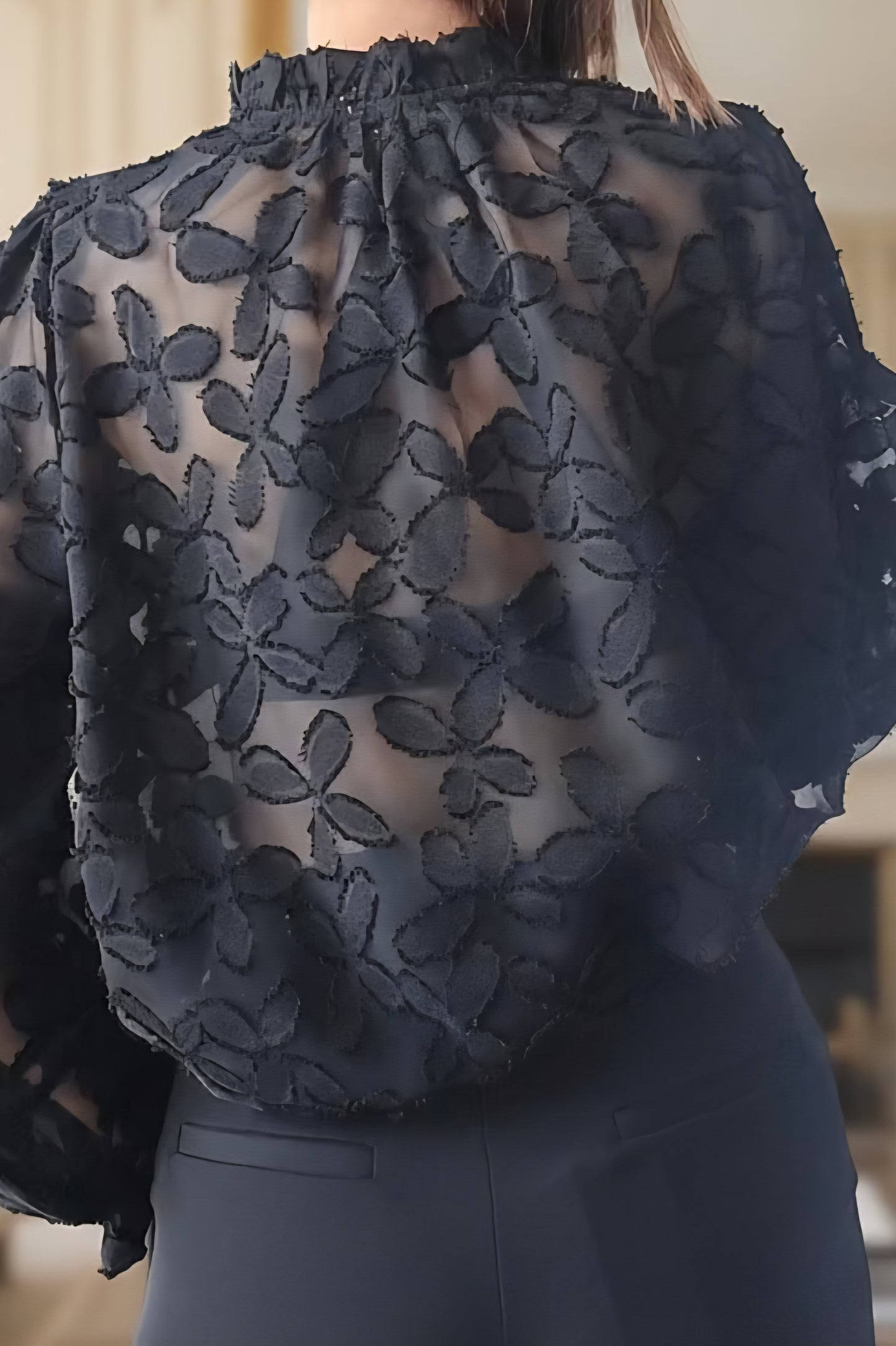 Chemise Alba noir - zoom dos détail col montant volanté et poignets travaillés - First Collection