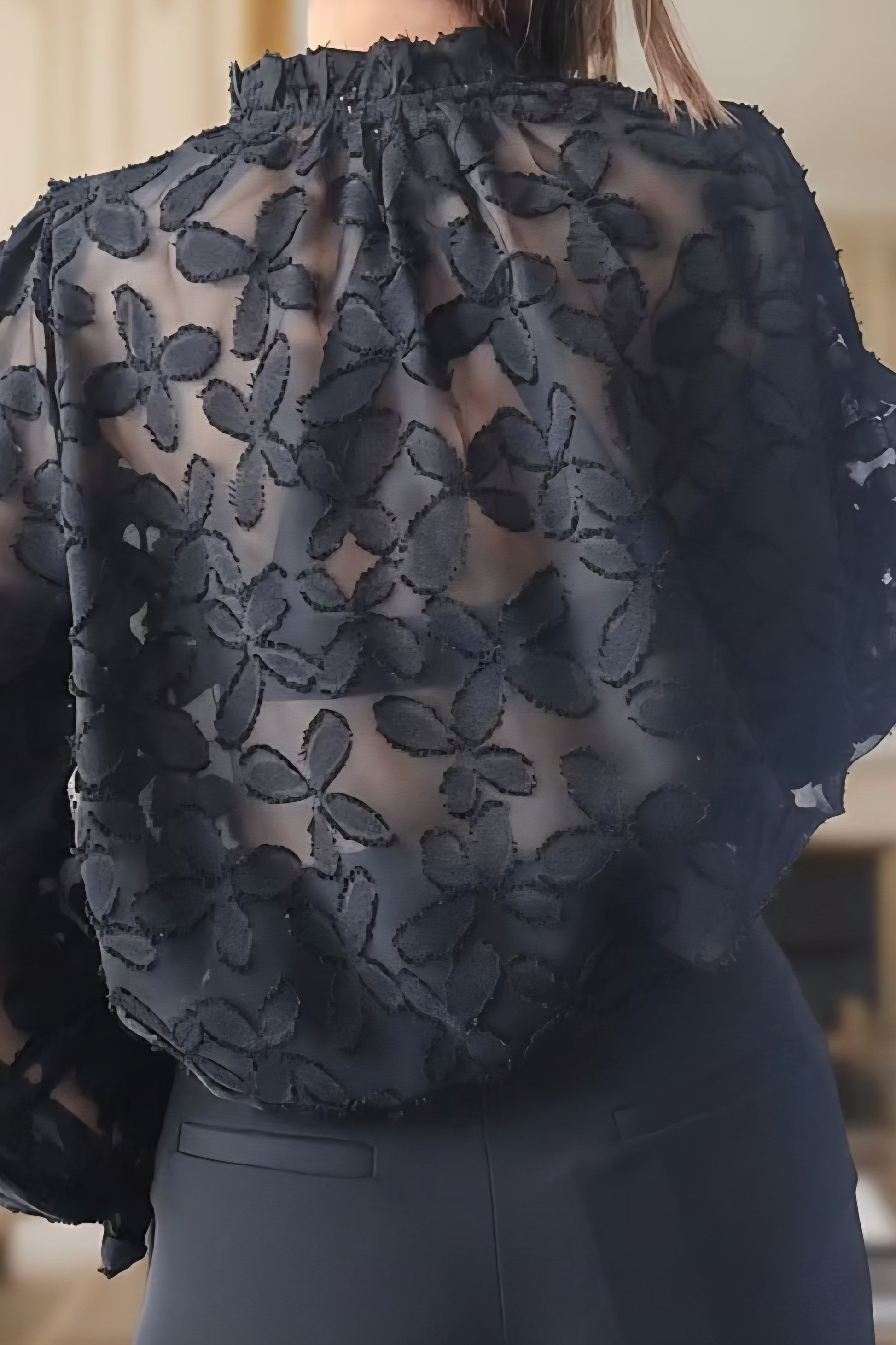 Chemise Alba noir - zoom dos détail col montant volanté et poignets travaillés - First Collection