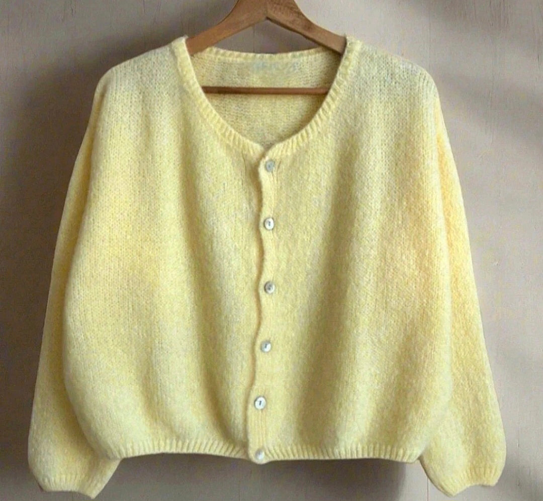 Gilet cardigan jaune pâle réversible mohair col rond 6 boutons nacrés