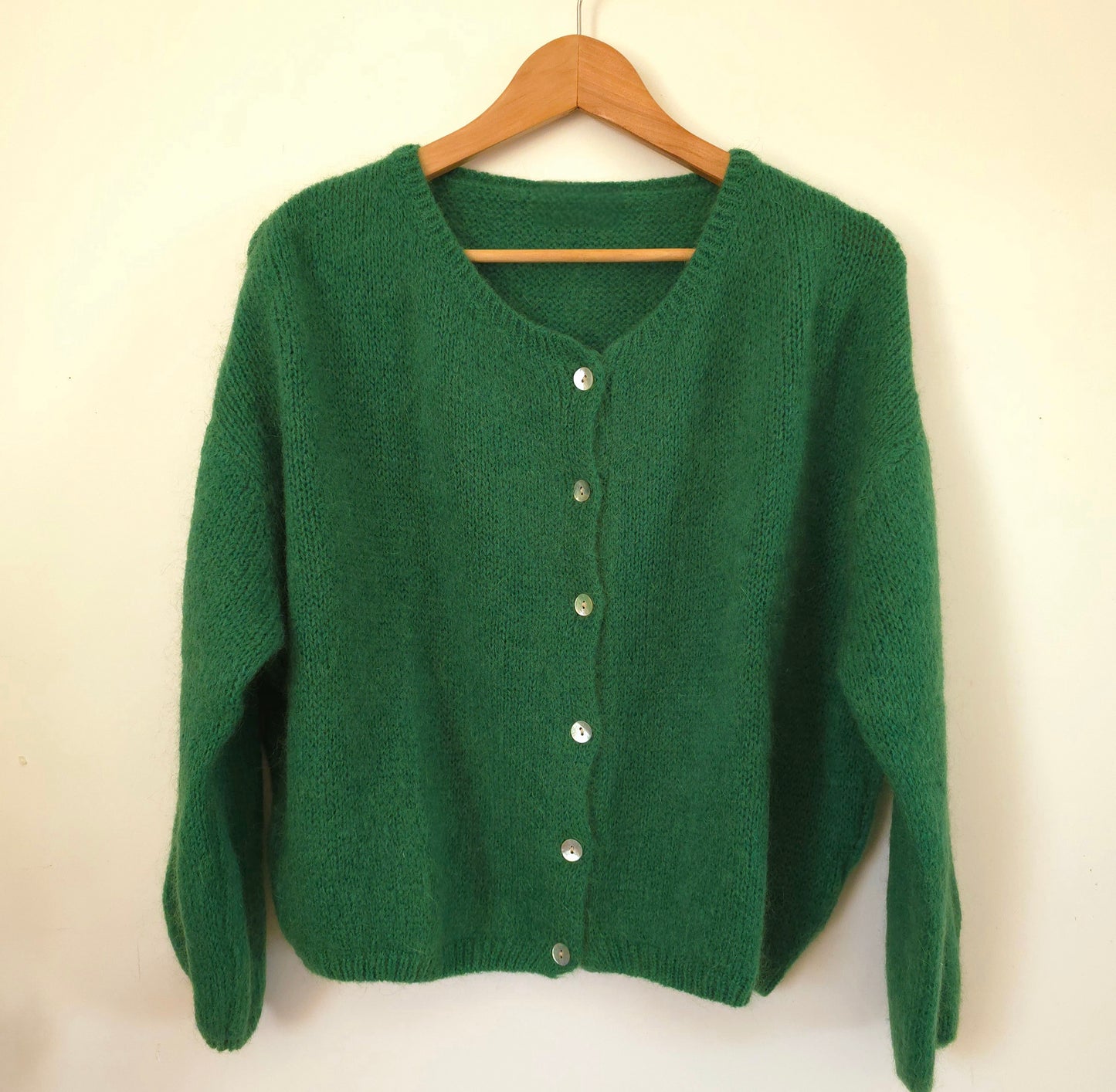 Gilet cardigan vert lumineux réversible mohair col rond 6 boutons nacrés