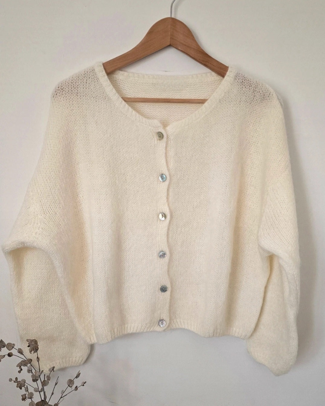 Gilet cardigan écru mohair col rond 6 boutons nacrés