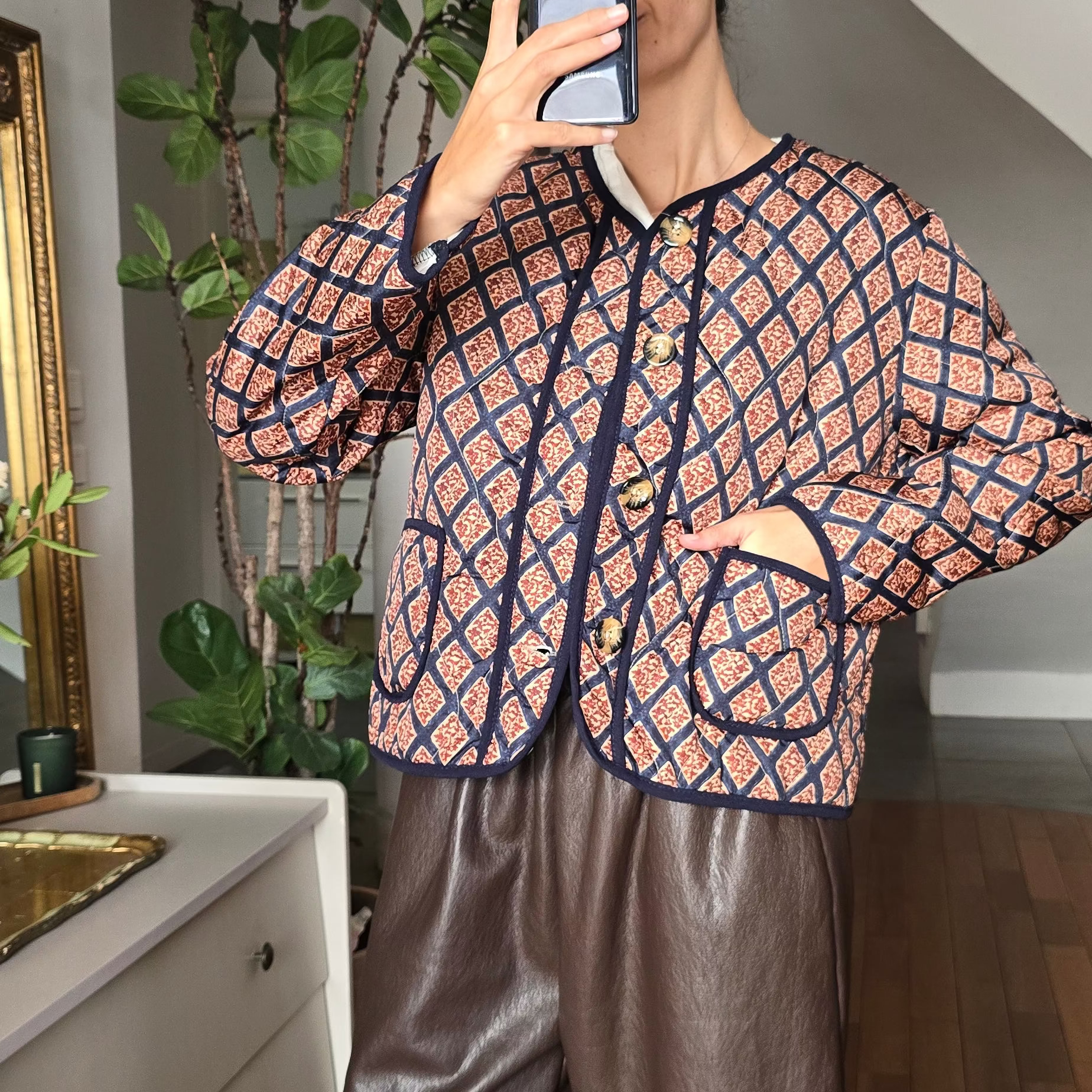 Veste matelassée femme imprimé géométrique terracotta et bleu marine boutons dorés Luce firstcollection.fr 