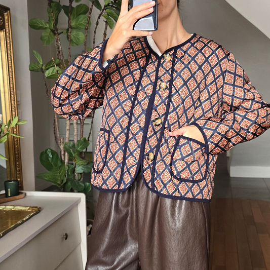 Veste matelassée femme imprimé géométrique terracotta et bleu marine boutons dorés Luce firstcollection.fr 