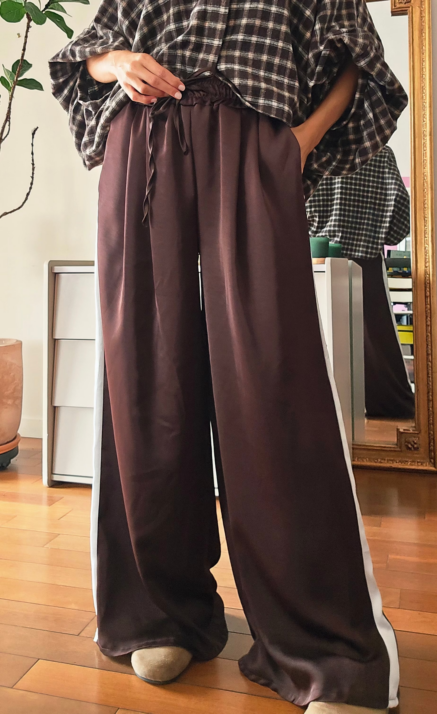 Pantalon large fluide touché satin soie femme marron chocolat avec bande latérale blanche taille élastiquée Milo firstcollection 