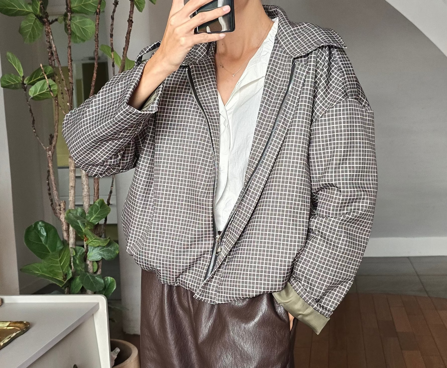 Veste zippée coupe-vent femme imprimé géométrique quadrillé kaki et blanc Gabriel Firstcollection.fr 