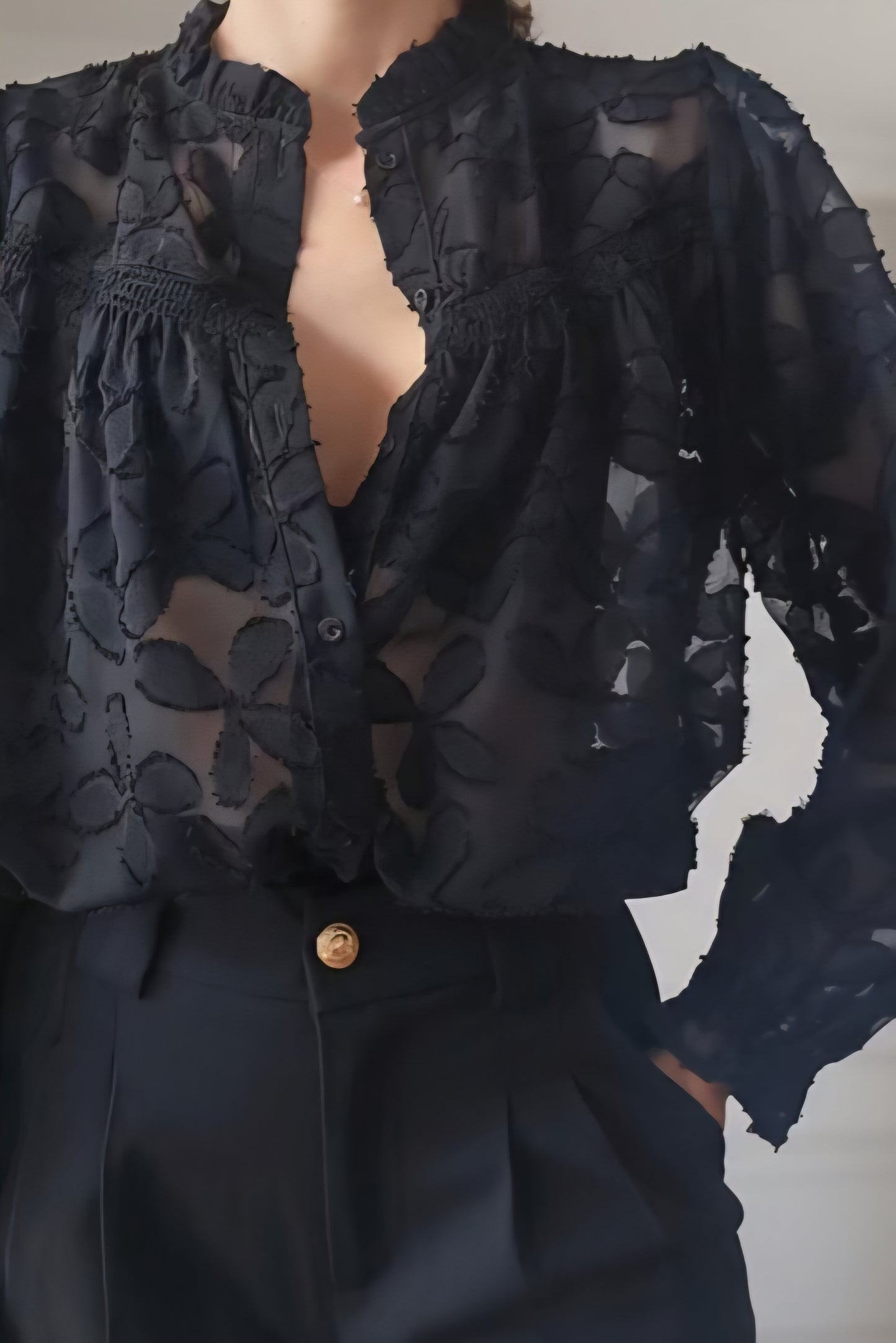 Chemise Alba noire - zoom détail col montant volanté et poignets travaillés - First Collection