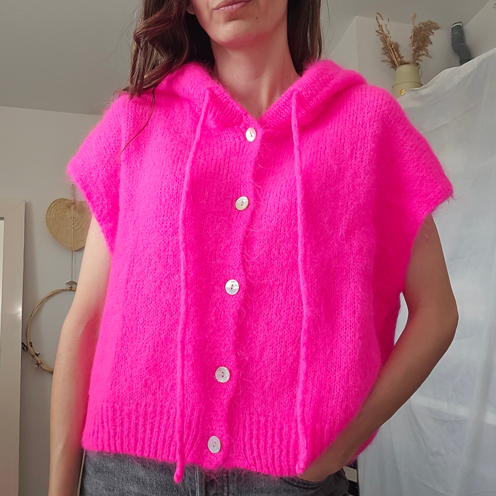 Gilet cardigan maille rose fluo sans manches avec capuche et cordons de serrage boutons nacrés style décontracté sportswear 