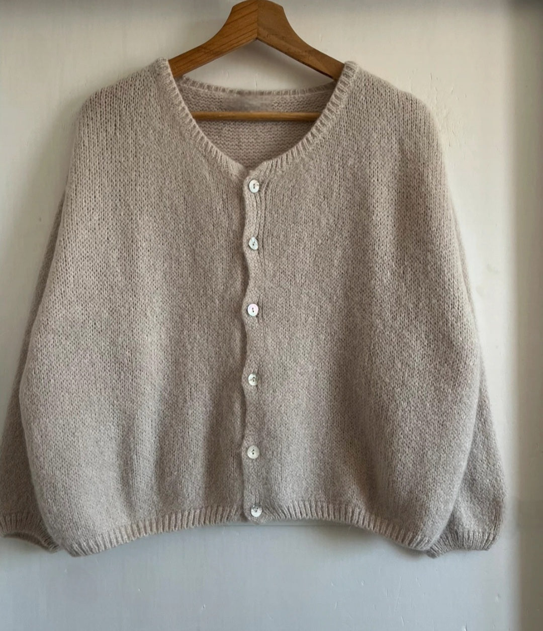 Gilet cardigan beige réversible mohair col rond 6 boutons nacrés