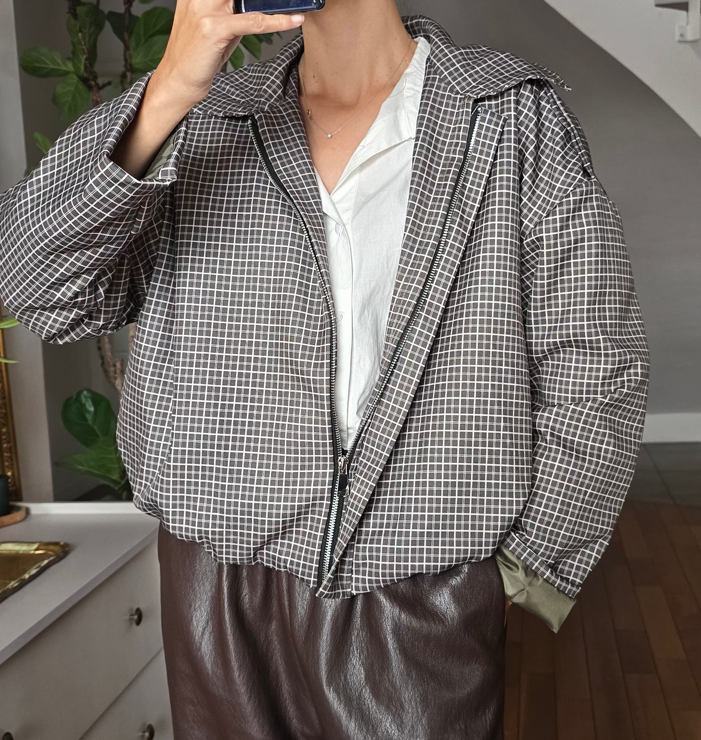 Veste zippée coupe-vent femme imprimé géométrique quadrillé kaki et blanc Gabriel Firstcollection.fr 