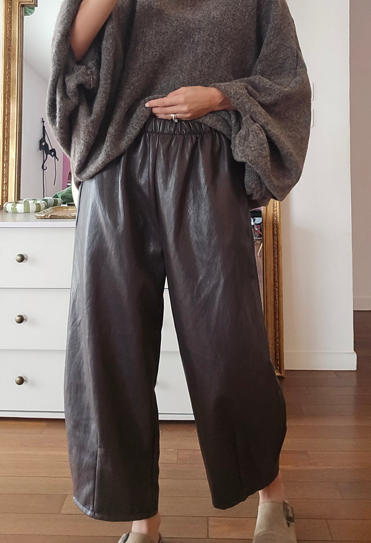 Pantalon Lior large 7/8e femme en simili cuir marron chocolat avec taille élastiquée Firstcollection 